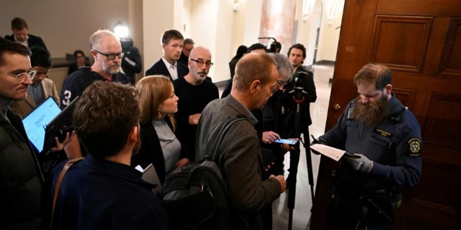 Prozessbeobachter stehen vor dem Gerichtssaal in Stockholm