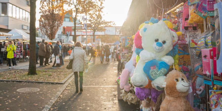 Markstände am Ustermärt. - Kanton Zürich