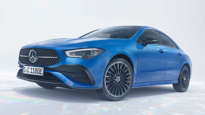 Das «star pattern» am Kühlergrill ist ebenso neu wie die neu gezeichneten und nun serienmässigen LED High Performance Scheinwerfer 2023 Mercedes-Benz CLA