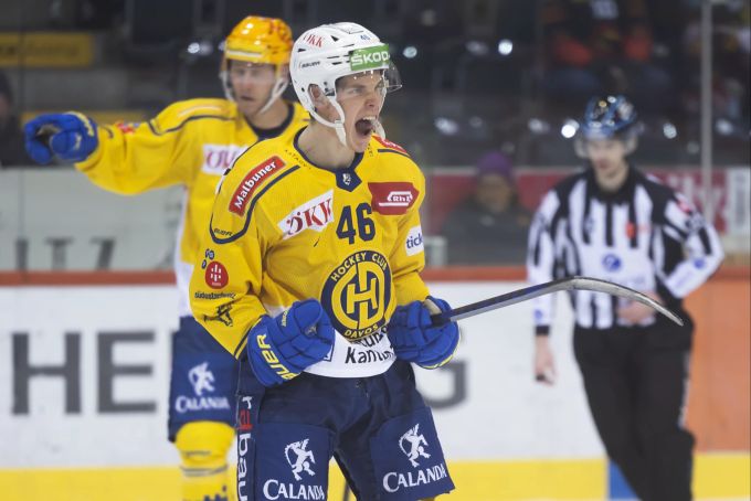 Dominik Egli feiert seinen Treffer zum zwischenzeitlichen 3:2 für Davos. Davos SCB