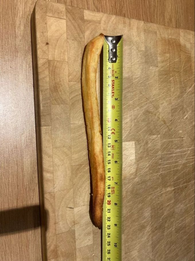 Erstaunliche knapp 23 Zentimeter misst der Kartoffelsnack aus der Tiefkühltüte. rekordpommes