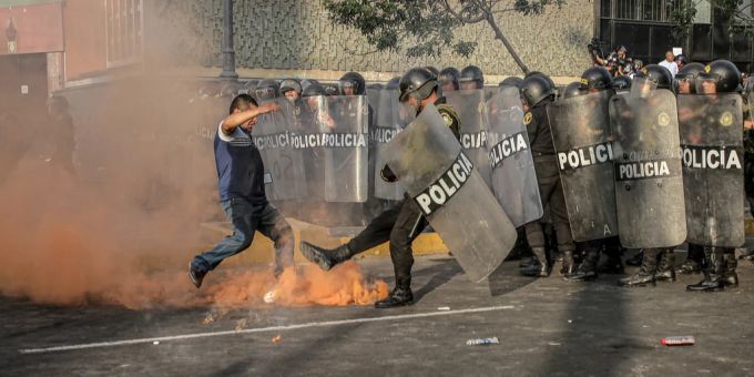 Peruanische Polizisten und ein Demonstrant bei dem Protest unter dem Motto «Einnahme von Lima». peru