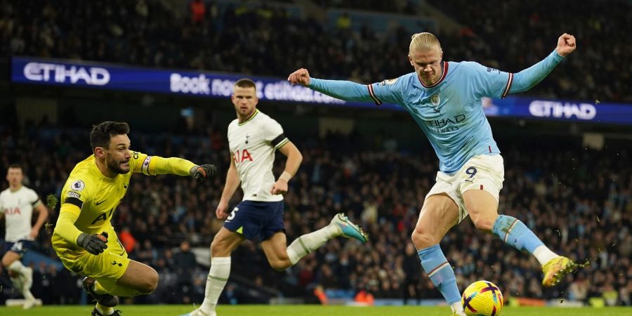 Erling Haaland (r) setzte sich mit Manchester City gegen Tottenham Hotspur durch.