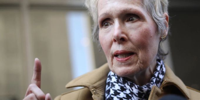 Jean Carroll, Autorin aus den USA, steht vor dem Obersten Gerichtshof in New York. Die Autorin wirft Ex-US-Präsident Donald Trump vor, sie in den 90er Jahren in einem New Yorker Kaufhaus vergewaltigt zu haben. usa mike pence