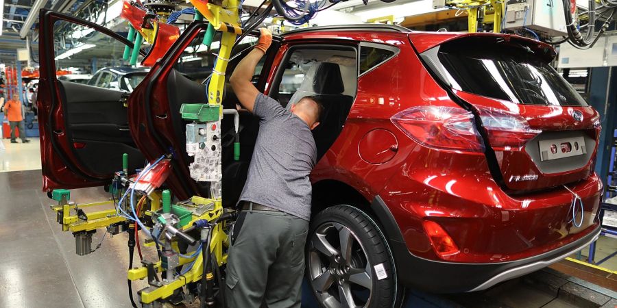 Früher waren kleine Fahrzeuge das Brot- und Buttergeschäft vieler Autobauer. Ein Mitarbeiter baut im Ford-Werk in Köln eine Tür ein.