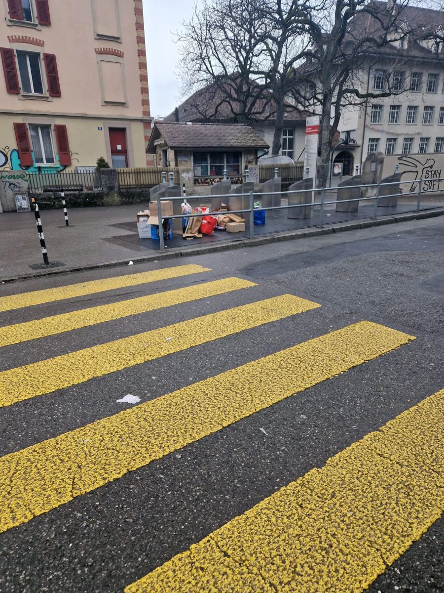 Der Abfall wird teilweise auch neben den Eimern deponiert.