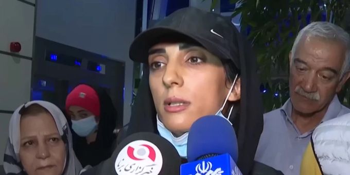 Elnaz Rekabi spricht nach ihrer Rückkehr in den Iran zu den Medien. Elnaz Rekabi