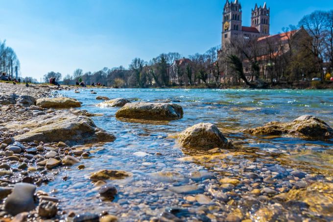 Flossfahrten auf der Isar von Wolfratshausen nach München sind bis heute ein echter Renner bei Touristen. Isar Fluss München Steine
