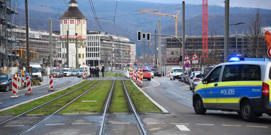 Polizisten sperren den Fundort einer Weltkriegsbombe in Heidelberg ab.