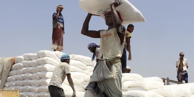 Helfer entladen Säcke mit Lebensmitteln des Welternährungsprogrammes der Vereinten Nationen im Jemen. (Themenbild) Helfer entladen Säcke mit Lebensmitteln des Welternährungsprogrammes der Vereinten Nationen im Jemen. (Themenbild)