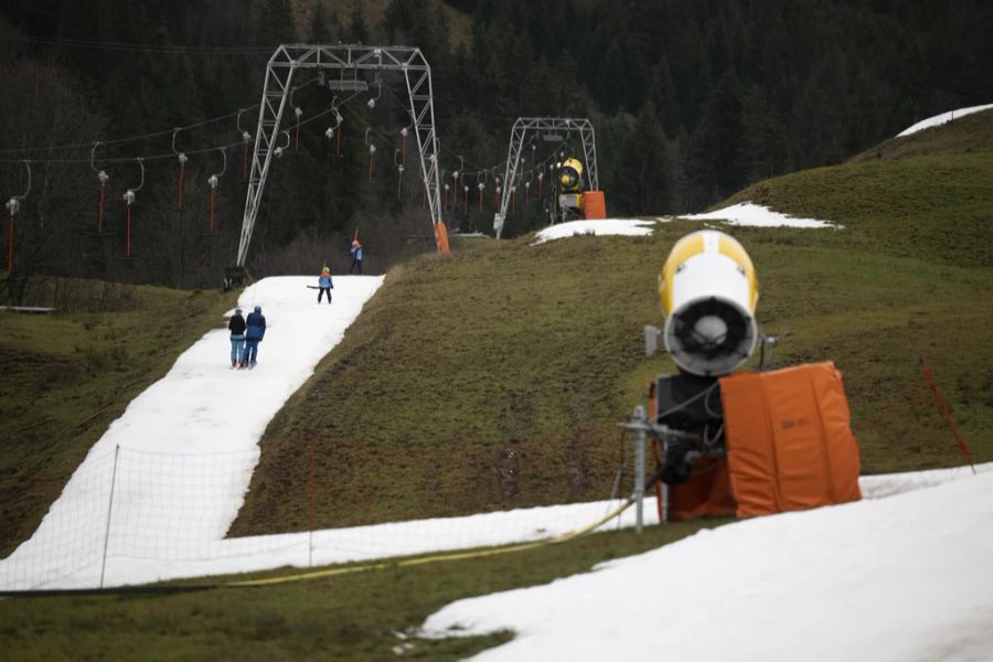 Viele Skigebiete haben mit Schneemangel zu kämpfen.