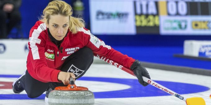 Die Schweizer Curlerinnen um Skip Silvana Tirinzoni stehen im EM-Halbfinal. Silvana Tirinzoni Curling