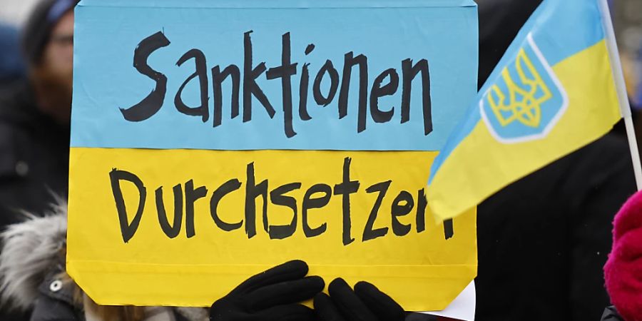 Eine konsequente Sanktionspolitik gehört zu den wichtigsten Forderungen der ukrainischen Diaspora in der Schweiz:  Schild an einer Kundgebung in Bern im April.