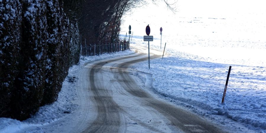 Strasse Schnee Waldrand Eis Winter