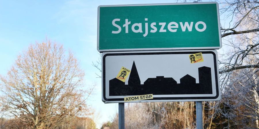 Aufkleber mit der Aufschrift «Nein zum Atom» und «Atom Stop» kleben am Ortsschild von Slajszewo.