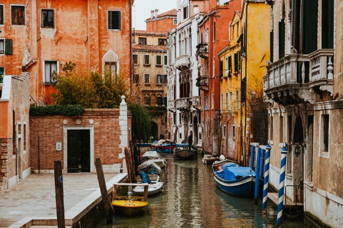 Schon mal daran gedacht, im Winter nach Venedig zu reisen? Die meisten Touristen besuchen die italienische Metropole in der wärmeren Jahreszeit, wodurch die Stadt in den kühleren Monaten vergleichsweise leer ist. Reisen