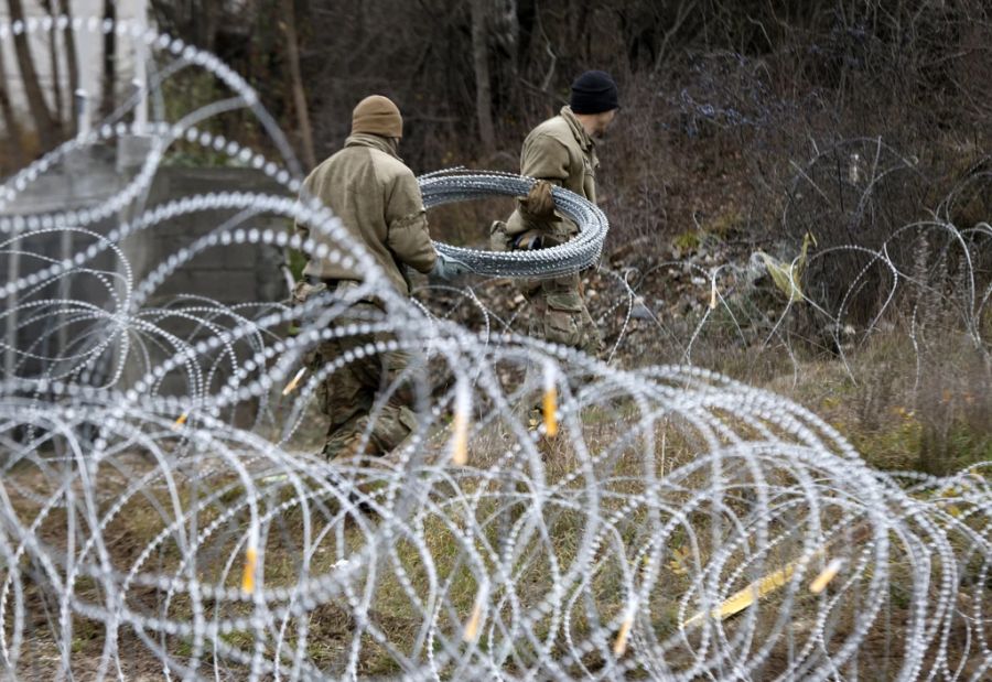 Wegen der erhöhten Spannungen errichten KFOR-Soldaten im Norden des Kosovos Absperrungen.