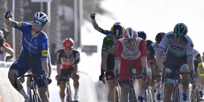 Pascal Ackermann (r) musste sich in Dubai mit Platz drei zufrieden geben - Sam Bennett (l) jubelte über den Tagessieg. Foto: Fabio Ferrari/LaPresse via ZUMA Press/dpa Pascal Ackermann (r) musste sich in Dubai mit Platz drei zufrieden geben - Sam Bennett (l) jubelte über den Tagessieg. Foto: Fabio Ferrari/LaPresse via ZUMA Press/dpa