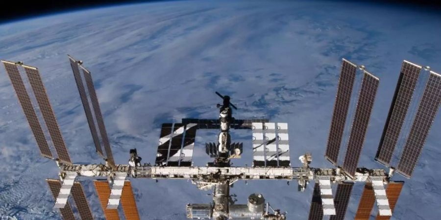 Im Herbst war am Aussenposten der Menschheit, etwa 400 Kilometer über der Erde, eine 4,5 Zentimeter lange Öffnung festgestellt worden. Foto: Nasa/dpa