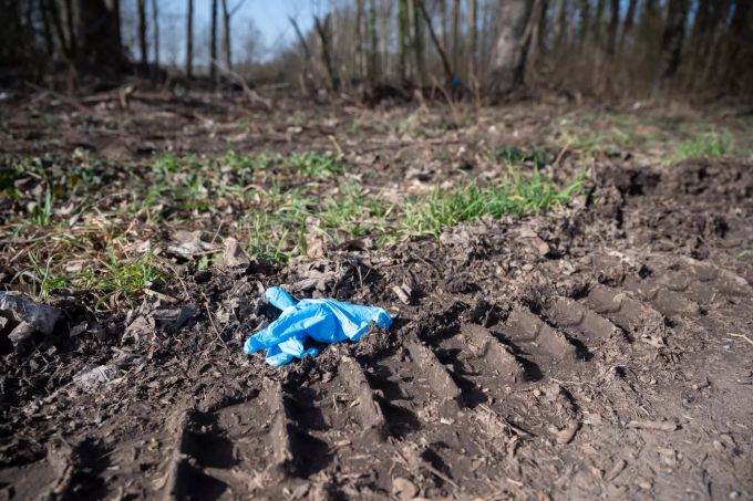 Ein Einmalhandschuh liegt nahe des mutmasslichen Tatorts. Tötungsdelikt Sinsheim
