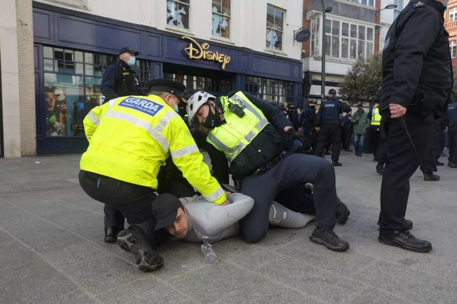 Anti-Lockdown-Proteste in Dublin sind am Samstagnachmittag ausgeartet.