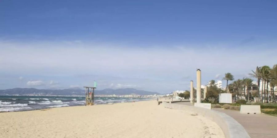 Nach Mallorca darf man fliegen. Allerdings müssen dort alle Restaurants, Cafés und Bars seit dem 13. Januar und noch mindestens bis Montag geschlossen bleiben. Foto: Mar Granel Palou/dpa/Archiv