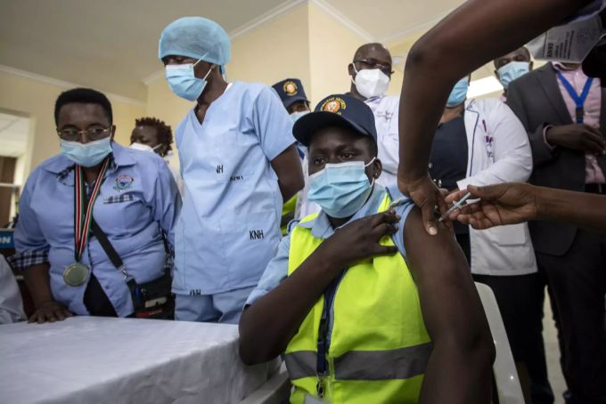 Ein Sicherheitsbeamter erhält in Nairobi, Kenia eine der ersten Impfungen gegen das Coronavirus mit dem Impfstoff COVID-19 von AstraZeneca. Coronaimpfung Afrika