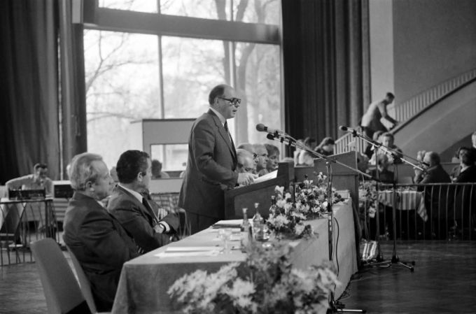 Die Delegiertenversammlung des Schweizerischen Bauernverbandes (SBV) im Jahr 1979. Die Politiker wehrten sich gegen die Zeitumstellung. Zeitumstellung SBV