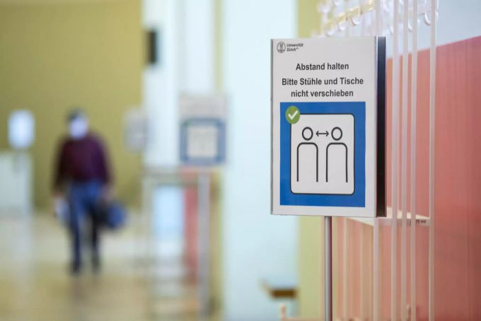 Der Unterricht vor Ort ist wieder erlaubt, allerdings nur mit Maske un Universität Corona
