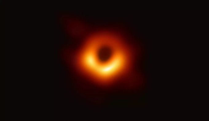 Im Zentrum der Galaxie M87 befindet sich ein Schwarzes Loch. Diese Abbildung von 2019 zeigt das Objekt im Radiowellenspektrum. schwarzes loch