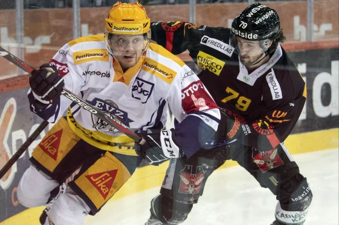 Thierry Bader (SCB) gegen Carl Klingberg (EV Zug). SCB EV Zug