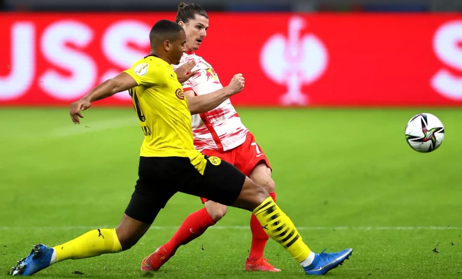 Manuel Akanji (l.) vom BVB im Duell mit Marcel Sabitzer (r.) von RB Leipzig.