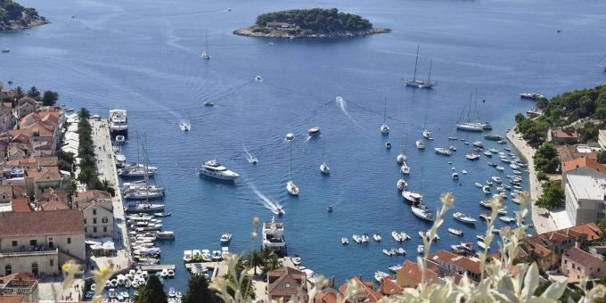 Hafen von Hvar. Hafen am Meer