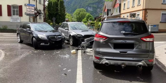 An allen Fahrzeugen entstand erheblicher Sachschaden. Kantonspolizei Glarus