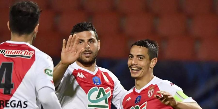 Wissam Ben Yedder (r), Stürmer von AS Monaco, freut sich mit seinen Mannschaftskameraden nach seinem Treffer. Foto: Philippe Desmazes/AFP/dpa