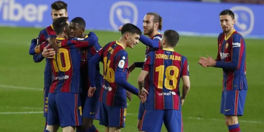 Die Spieler des FC Barcelona feiern das 1:0 gegen den FC Sevilla. Foto: Joan Monfort/AP/dpa