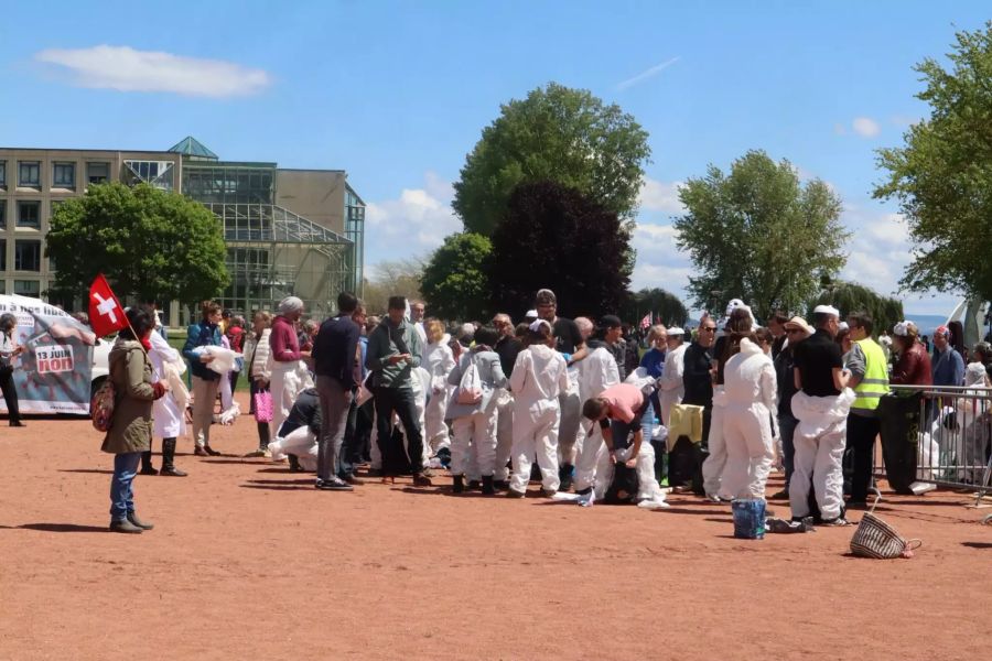 Viele Personen kleideten sich in weissen Anzügen.