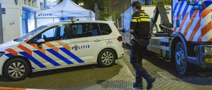 Rettungsdienste in der Ferdinand Bolstraat, wo fünf Menschen durch Messerstiche teils schwer verletzt wurden. Nach ersten Berichten der Polizei und der örtlichen Medien wurde ein Verdächtiger festgenommen. Menschen Amsterdam