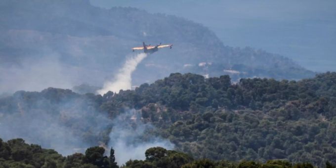 Löschflugzeug über der Gerania-Bergkette. Brand athen