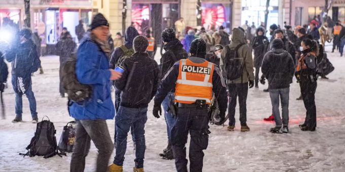 Polizisten sind früh morgens im Einsatz beim Fritschibrunnen auf dem Kapellplatz in der Altstadt am sogenannten «Schmutzigen Donnerstag», dem Beginn der Fastnacht. Die Luzerner Fasnacht 2021 wurde wegen der andauernden Corona-Pandemie offiziell abgesagt und verboten. Foto: Urs Flueeler (Symbolbild) Coronavirus - Fasnacht in Luzern