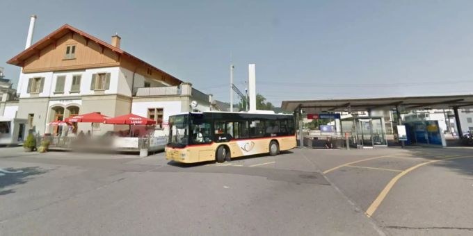 Es solle eine Demo beim Bahnhofplatz vor der Asylunterkunft im «Aarehof» in Wildegg AG stattfinden. (Archivbild) Bahnhof Wildegg