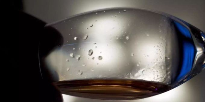 Eine Frau trinkt ein Glas Wein. Foto: Daniel Naupold/dpa Eine Frau trinkt ein Glas Wein. Foto: Daniel Naupold/dpa