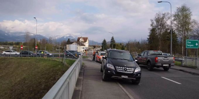 Am Dienstag-Nachmittag ist ein 57-jähriger Mitarbeiter der Eidgenössischen Zollverwaltung beim Grenzübergang Oberriet von einem Auto mitgeschleift worden. Kapo Zoll