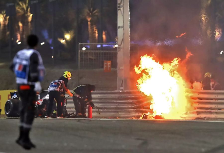 Der Rennwagen von Grosjean geht nach dem Aufprall sofort in Flammen auf.