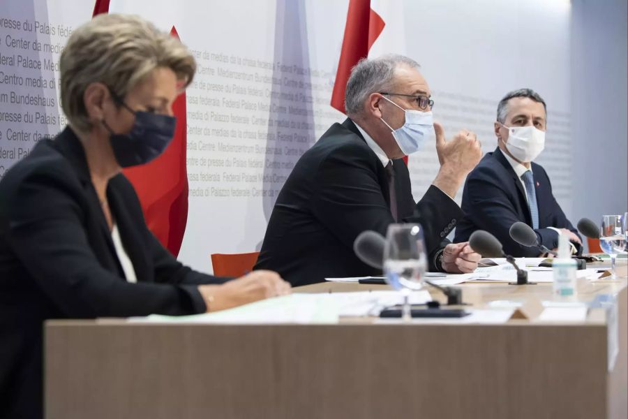 Bundesrätin Karin Keller Sutter, Bundespräsident Guy Parmelin und Bundesrat Ignazio Cassis, von links, sprechen an einer Medienkonferenz über das Rahmenabkommen mit der EU, am Mittwoch, 26. Mai 2021, in Bern.