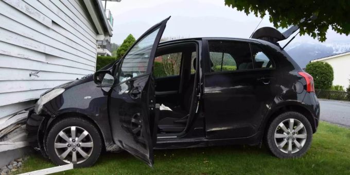 Auto prallt nach Verkehrsunfall gegen Garagenwand.