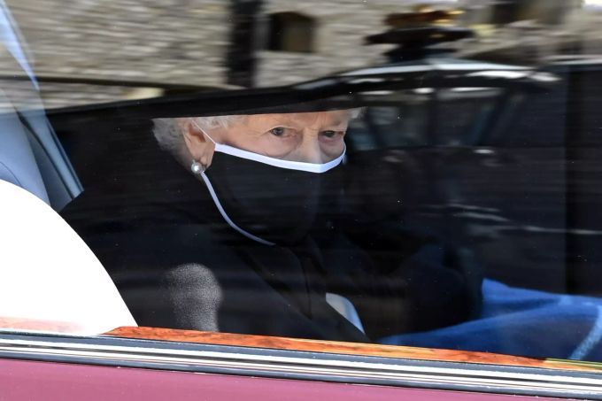 Die Queen trifft vor der St.-Georgs-Kapelle auf Schloss Windsor ein. Queen