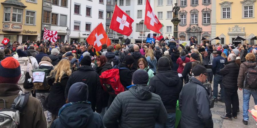 Viele tragen Schweizerfahnen bei sich.