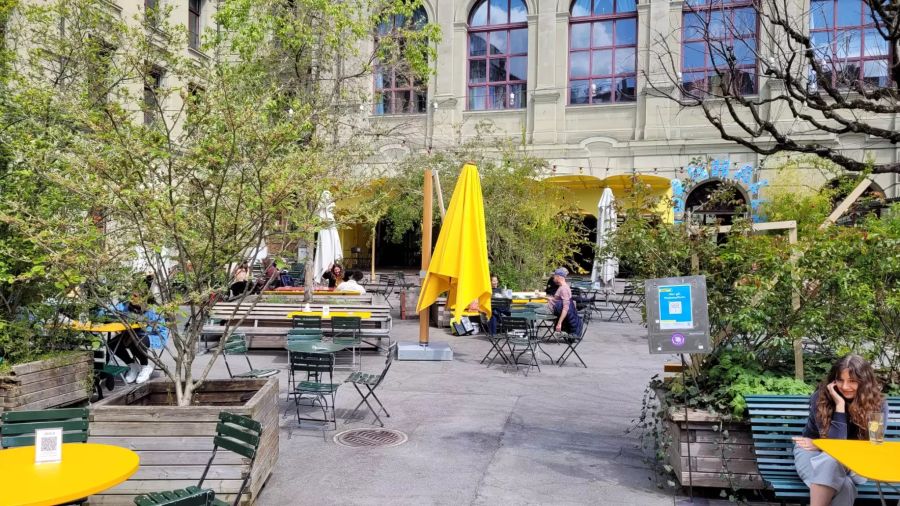 Einige Personen haben am Montag bereits im Innenhof der «Turnhalle» Platz genommen.