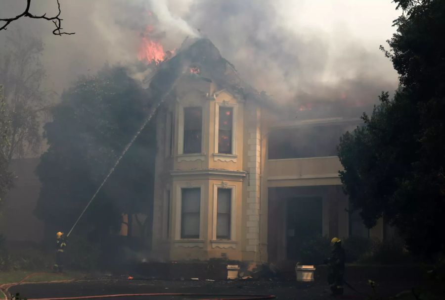 Flammen zerstören Flächen des Tafelbergs in Kapstadt